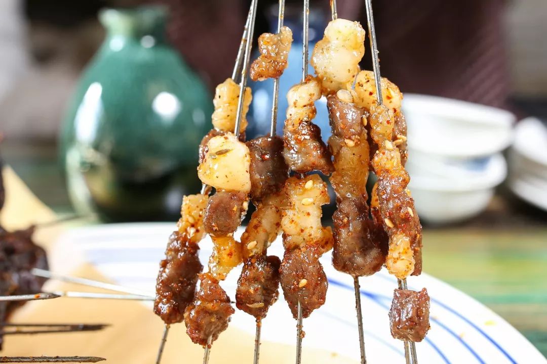 啤酒天天免费喝,羊肉串只要38元/斤 | 这家餐厅活动尺度有点大,你准备