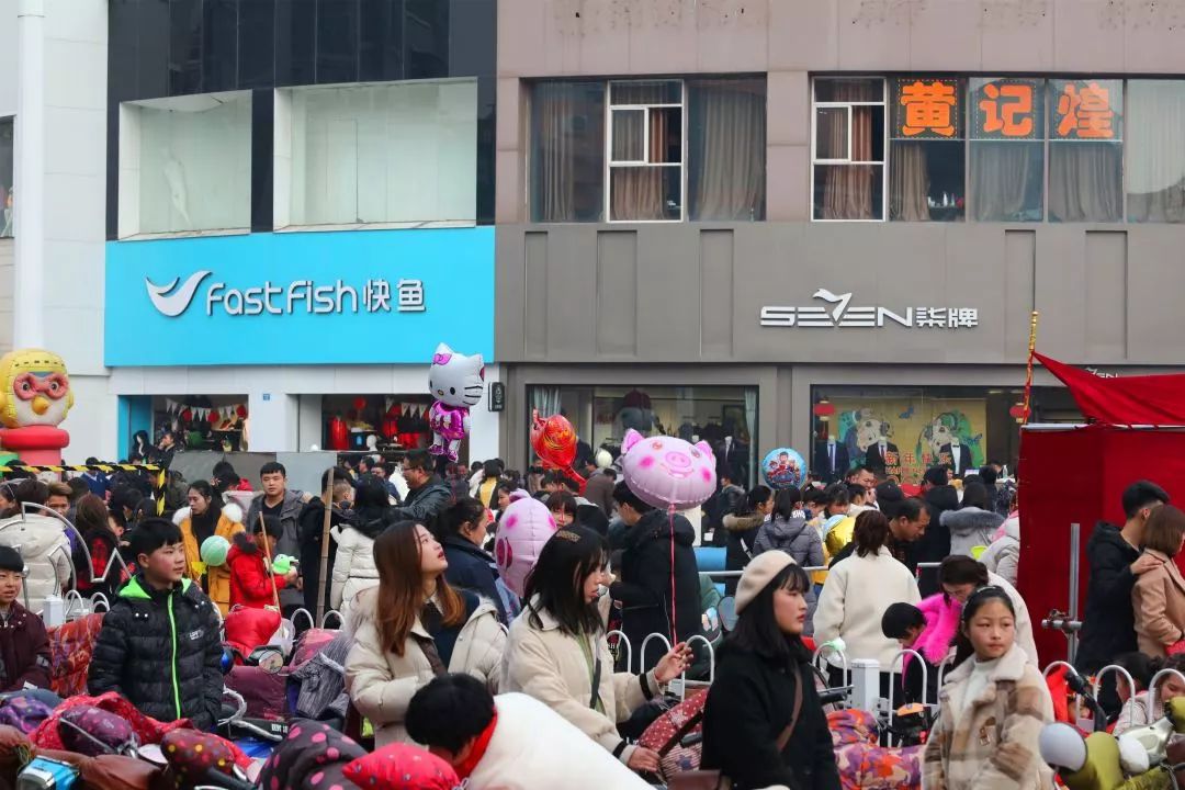 华地步行街,凤鸣金街,刘邦广场…… 城区这些地方都是丰县人春节最
