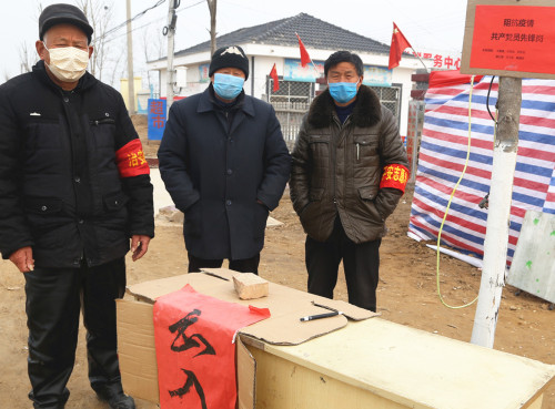 老党员张奉亮在“共产党员先锋岗”值守