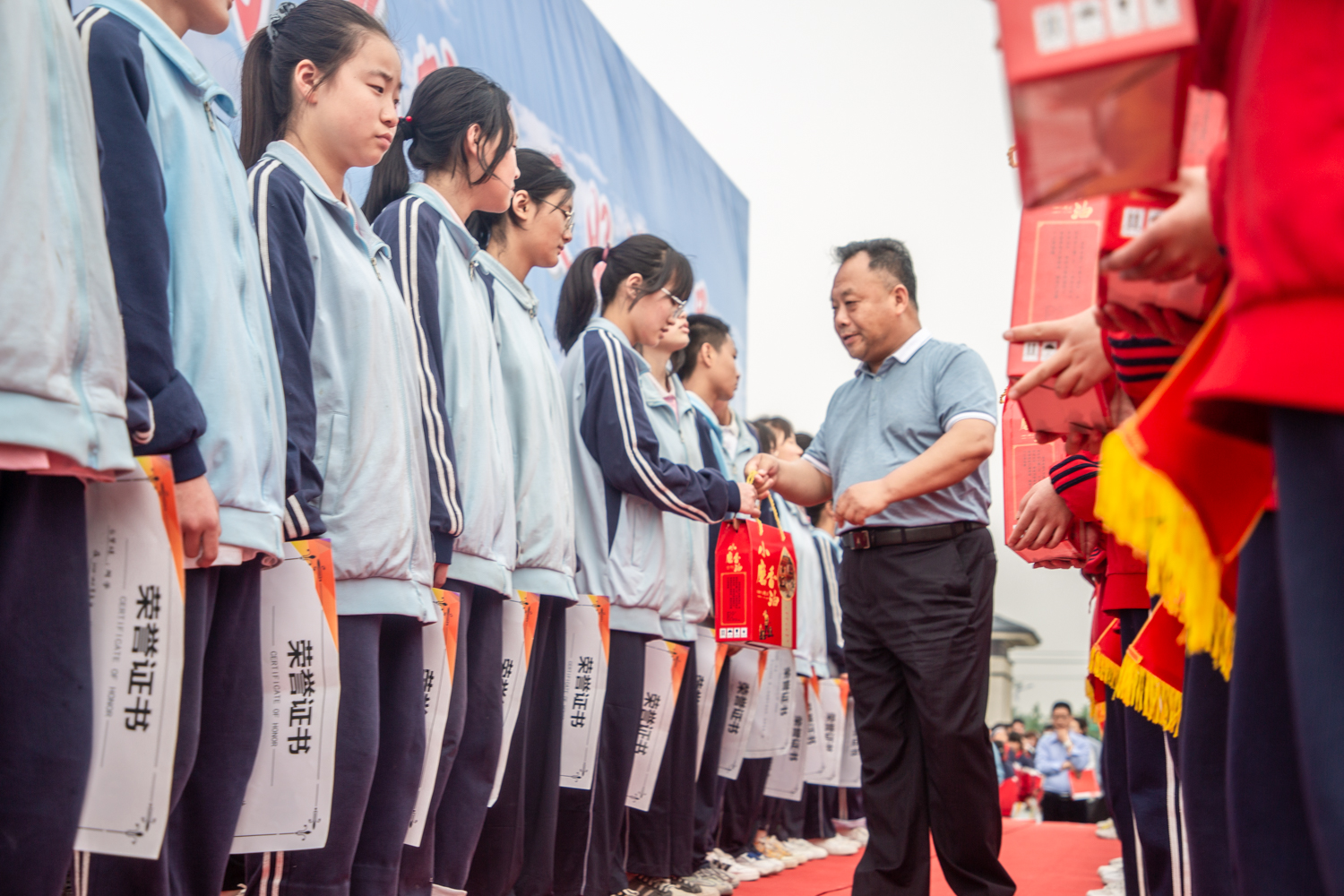 豐縣鳳城實驗學校春季學期期中頒獎盛典暨感恩勵志報告會圓滿舉辦